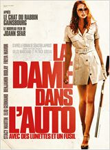 La dame dans l'auto avec des lunettes et un fusil