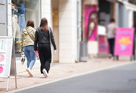 La rue Georges Clemenceau devient pitonne le samedi aprs-midi.
